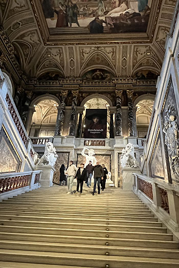Freitreppe im Kunsthistorischen Museum - noch bis 12. Januar 2025 (©Foto: Gaby Hildenbrandt) 